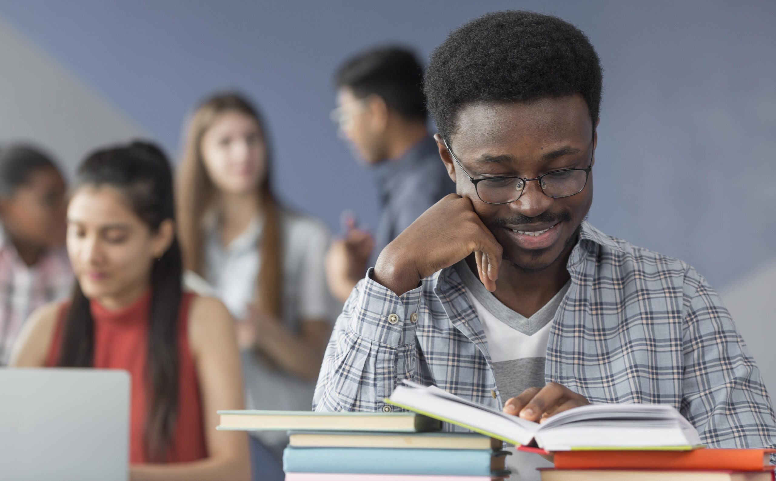 medium-shot-students-classroom